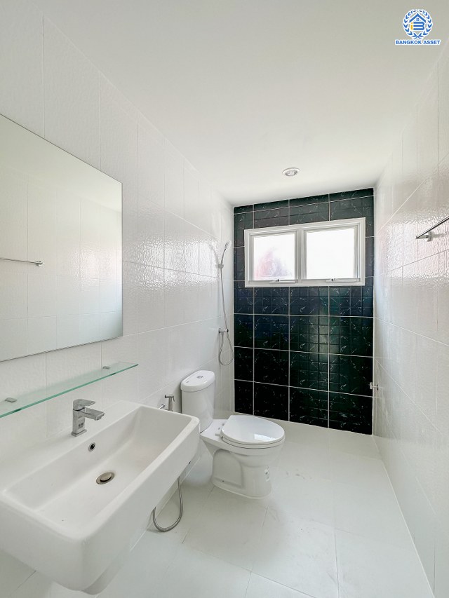 บ้านมือสองตกแต่งใหม่ โครงการ ชัยพฤกษ์ บางบัวทอง บ้านเดี่ยวจากแบรนด์ LH เนื้อที่ 83.2 ตร.ว. ฟังก์ชัน 3 ห้องนอน 3 ห้องน้ำ 1 ห้องอเนกประสงค์ จอดรถได้ 2 คัน พร้อม Facilities ครบครัน บนทำเลเดินทางสะดวก ติดถนนบางกรวย-ไทรน้อย ใกล้เซ็นทรัลเวสต์เกต และรถไฟฟ้าสายสีม่วง "สถานีบางพลู"